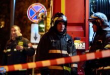 Обстановка возле здания Третьяковской галереи на Лаврушинском переулке в Москве. На месте дежурят сотрудники МЧС и Росгвардии, приехали пожарные машины