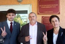 Борис Надеждин приехал в Новосибирск на суд к кандидату в депутаты Роману Малоземову. Политика везде преследуют полицейские с видеокамерами