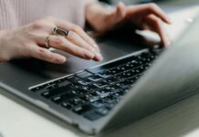 Госуслуги, «Магнит», Wildberries — Минцифры представило «белый список» сайтов, доступных при отключениях интернета