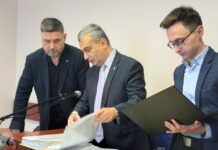 Адвокаты Льва Шлосберга потребовали суд признать недействительным протокол обыска у политика. Заседание пришлось перенести