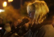 Петербургской уличной певице Наоко вменяют две административные статьи