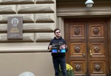 В Риге прошел пикет против блокировок счетов россиян в Revolut