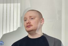 «Если не подпишу бумаги, которые они мне дают, меня забьют здесь током». В Екатеринбурге допросили Романа Паклина — фигуранта «Тюменского дела»