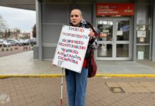«Я буду выходить до тех пор, пока Сашу не освободят». Активистка Оксана Осадчая вышла в подмосковном Раменском с пикетом в поддержку незрячего Александра Сизикова