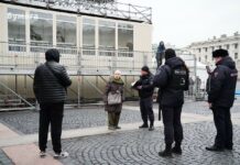 Людмилу Васильеву, вышедшую с антивоенным плакатом, задержали на Дворцовой площади