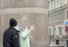 Основателя движения «Наши» Василия Якеменко облили ряженкой в Петербурге