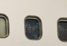 Депортированным из США россиянам вручили повестки в военкомат сразу после приземления