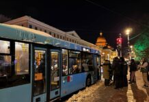 В центре Санкт-Петербурга проходит «миграционный рейд». Задержанных увозят на обычных автобусах для общественного транспорта