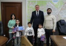 Екатеринбургского чиновника раскритиковали из-за новогодних подарков детям родом из Азербайджана