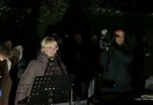 «Эта жаба сидит 26 лет во власти». «Стоптайм» и Илья Яшин у российского посольства в Праге