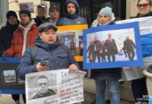 В Нью-Йорке россияне вышли с акцией к зданию Генерального консульства Российской Федерации