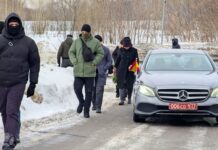 Десятки человек, в том числе западные дипломаты, у ворот Борисовского кладбища до его открытия