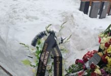 У могилы Навального появился венок от нашей корреспондентки Тони Фаворской