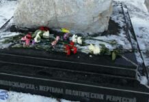В Новосибирске силовики предупреждают об уголовной ответственности за «терроризм» людей, возлагающих цветы к памятнику жертвам политических репрессий