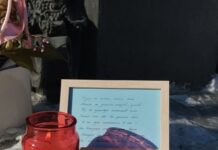 Акции памяти Алексея Навального проходят в российских городах