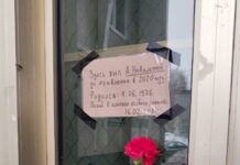 На доме, где жил Алексей Навальный уничтожили мемориальную табличку в его память