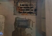 Активисты в семнадцатый раз установили памятную табличку в честь Анны Политковской