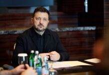 Зеленский заявил о возможных ударах по Москве во время парада Победы. В ответ МИД России призвал эвакуировать дипломатов из Киева