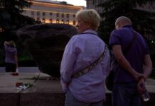 Москвичи принесли цветы к Соловецкому камню в 50-й день рождения Навального