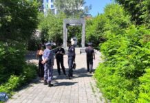 В Новосибирске полиция допрашивает людей, которые приходят с цветами к памятнику жертвам политических репрессий