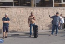 Во время митинга в Новосибирске начались работы по ремонту тротуара