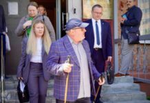 «Я остался жив, на свободе… Ну и в России, видимо, уже навсегда». Бориса Надеждина встретили аплодисментами после суда
