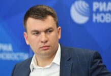 «Ноги шире! Фамилия, имя, отчество!». Провластные СМИ опубликовали кадры задержания Ильи Ремесло