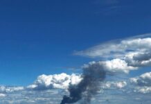 Власти сообщили о падении обломков БПЛА в промзоне Уфы. Жители публикуют кадры горящего НПЗ