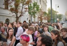 Группа поддержки «Яблока» после принятия решения о снятии списка партии с выборов в Госдуму — кадры SOTAvision