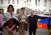 Почти пять часов у Верховного суда: сторонники «Яблока» остаются у здания