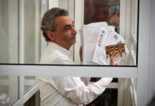 К 11 годам и 1 месяцу колонии приговорили Льва Шлосберга за репосты дебатов на «Живом гвозде» и публикации «Эха Москвы» с обложкой Daily Mirror