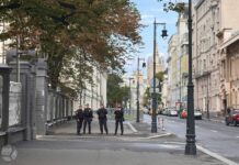 Начались задержания у Верховного суда, где «Яблоко» оспаривает отмену регистрации федерального списка