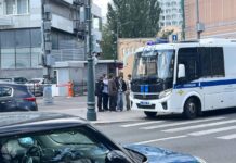 Волонтера «Яблока» Максима Кузнецова не отпустили спустя почти 11 часов после задержания