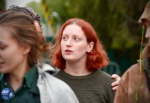 После 10 суток ареста за поддержку «Яблока» у Верховного суда освободилась активистка Дарья Бунькова. Ее муж остается в спецприемнике