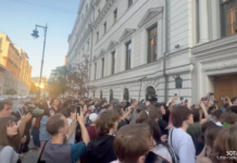 «Позор!»: сторонники «Яблока» скандируют у Верховного суда после снятия партии с выборов