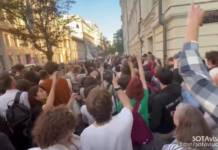 Собравшиеся у Верховного суда поют песни в ожидании решения по снятию списка «Яблока» на выборах в Госдуму
