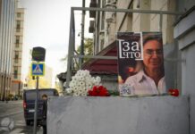 В 20-ю годовщину убийства Анны Политковской у подъезда, где ее застрелили, вновь появилась памятная табличка