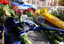 Москвичи несут цветы и свечи к посольству Израиля в третью годовщину теракта 7 октября